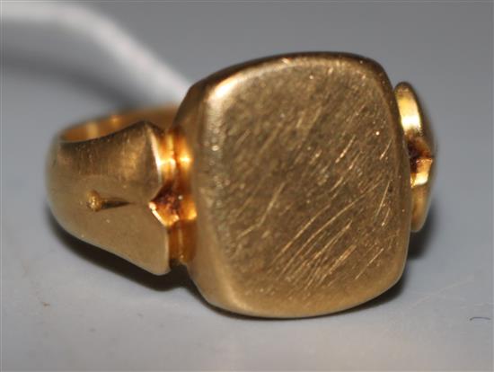 An Edwardian 18ct gold signet ring, size S.